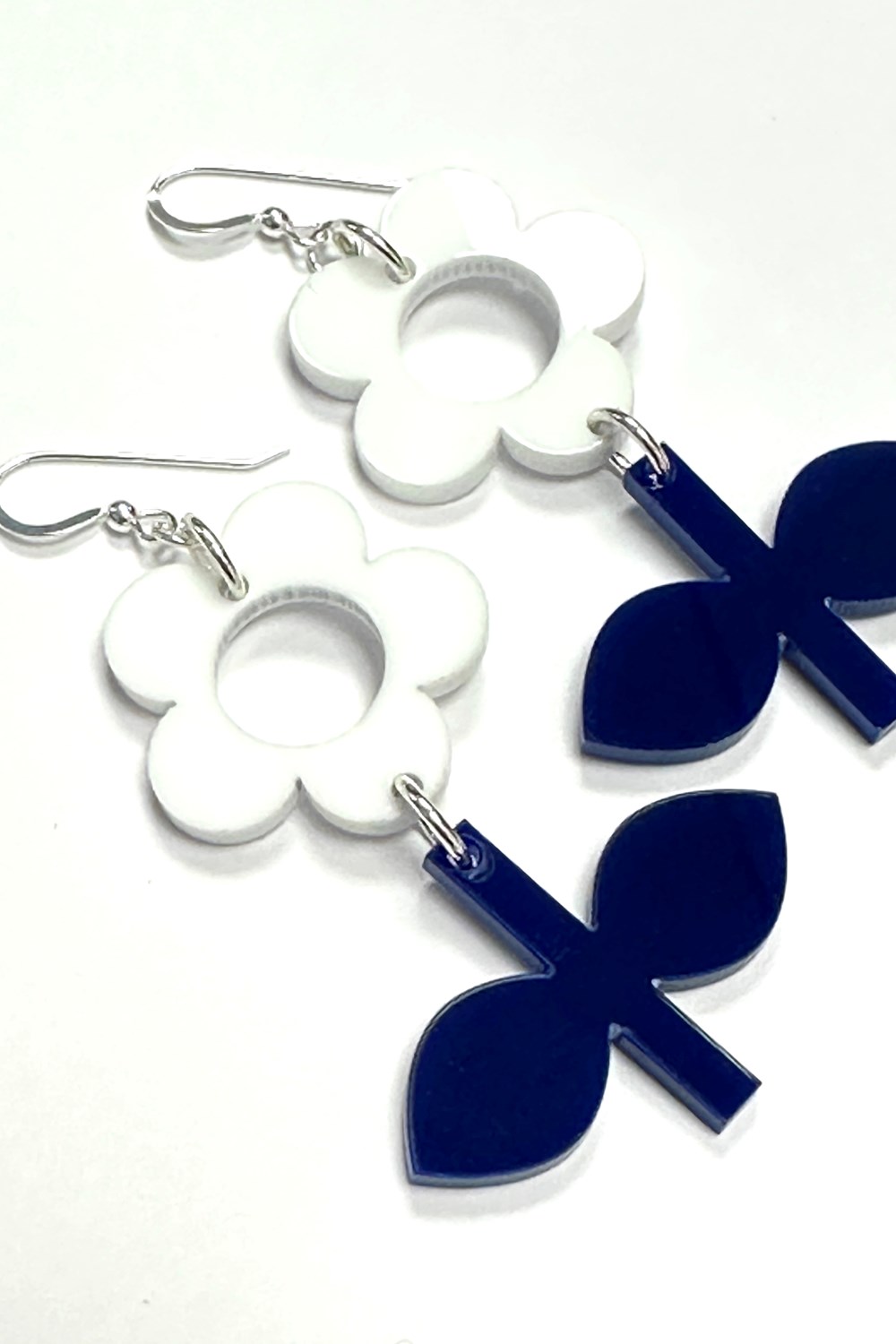 Cissi och Selma Earrings Blom Vitsippa/Natt - White and dark blue flower