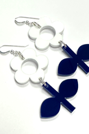 Cissi och Selma Earrings Blom Vitsippa/Natt - White and dark blue flower