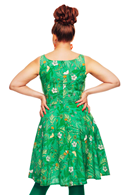 Saga klänning Ogräs Grön - Mönstrad ärmlös festklänning
