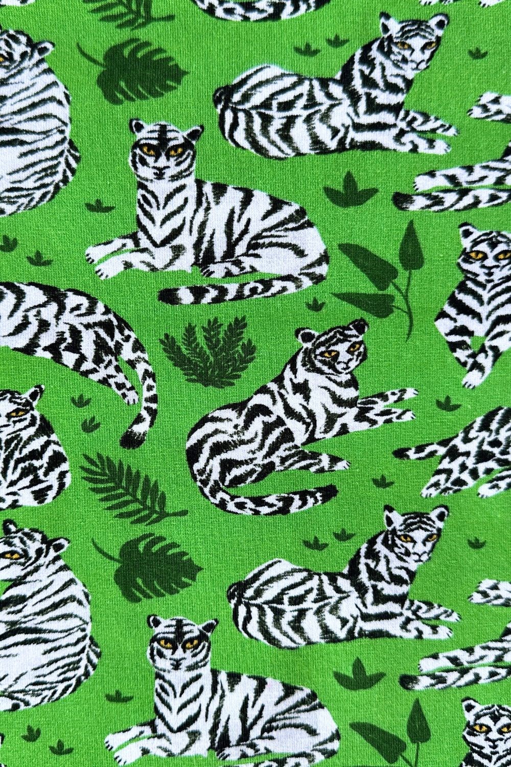 Ekologiskt tyg i bomullstrikå Tigrar Grön - tigermönstrat