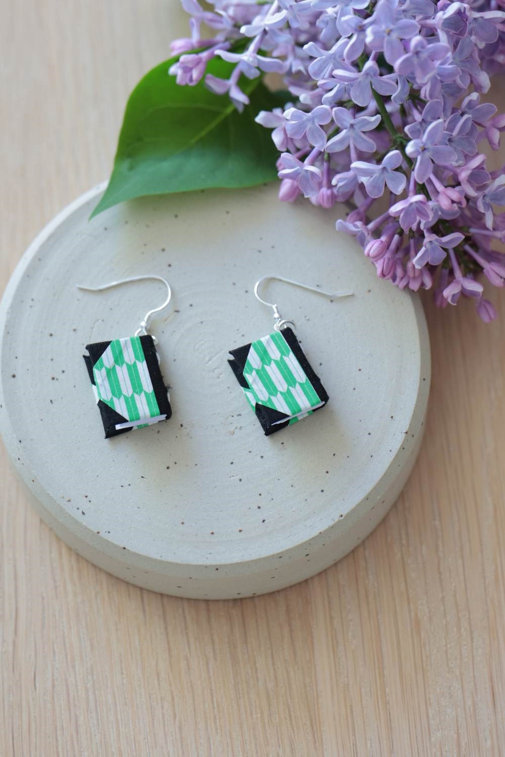 Bookie Earrings Green arrow - miniature books