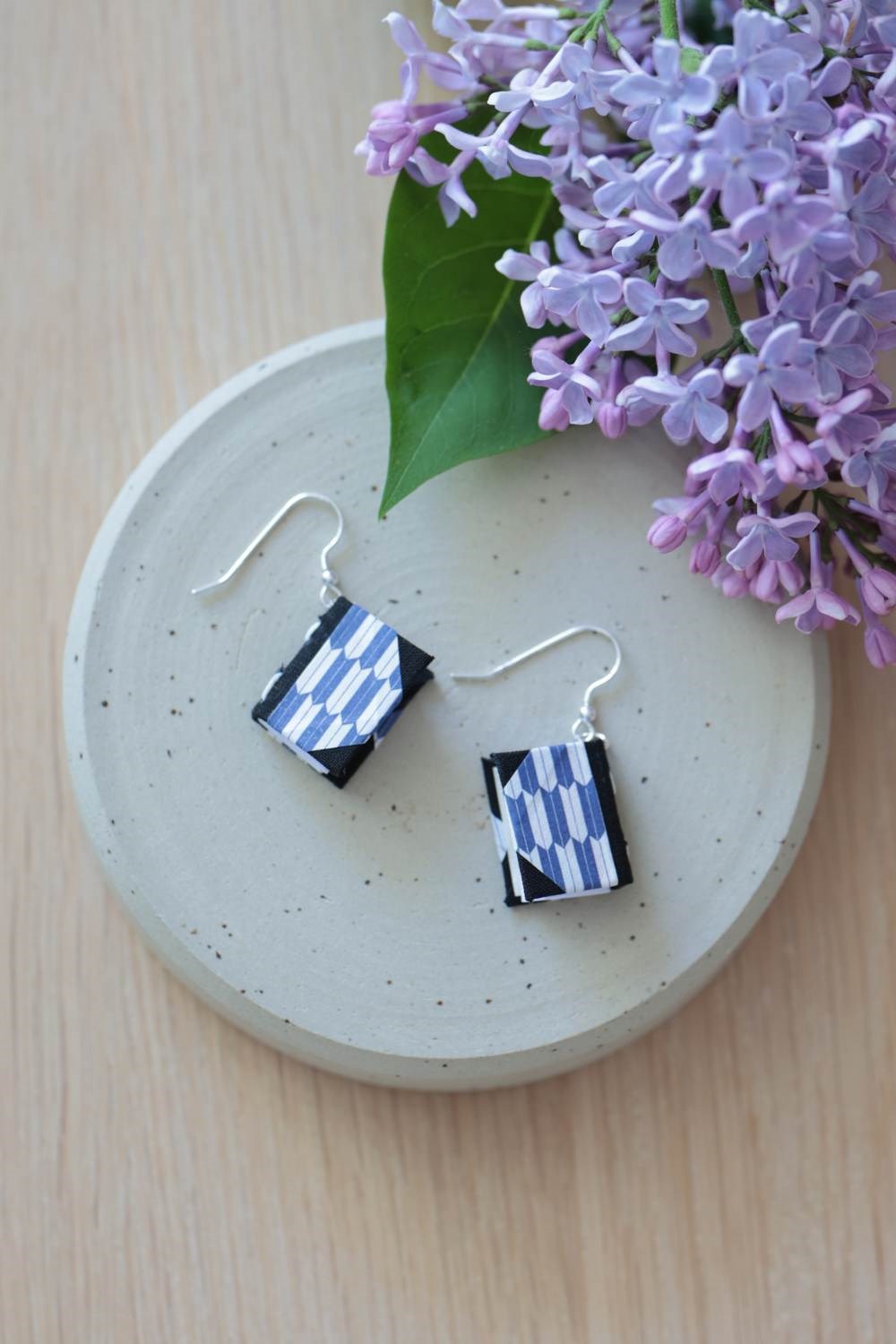 Bookie Earrings Blue arrow - miniature books