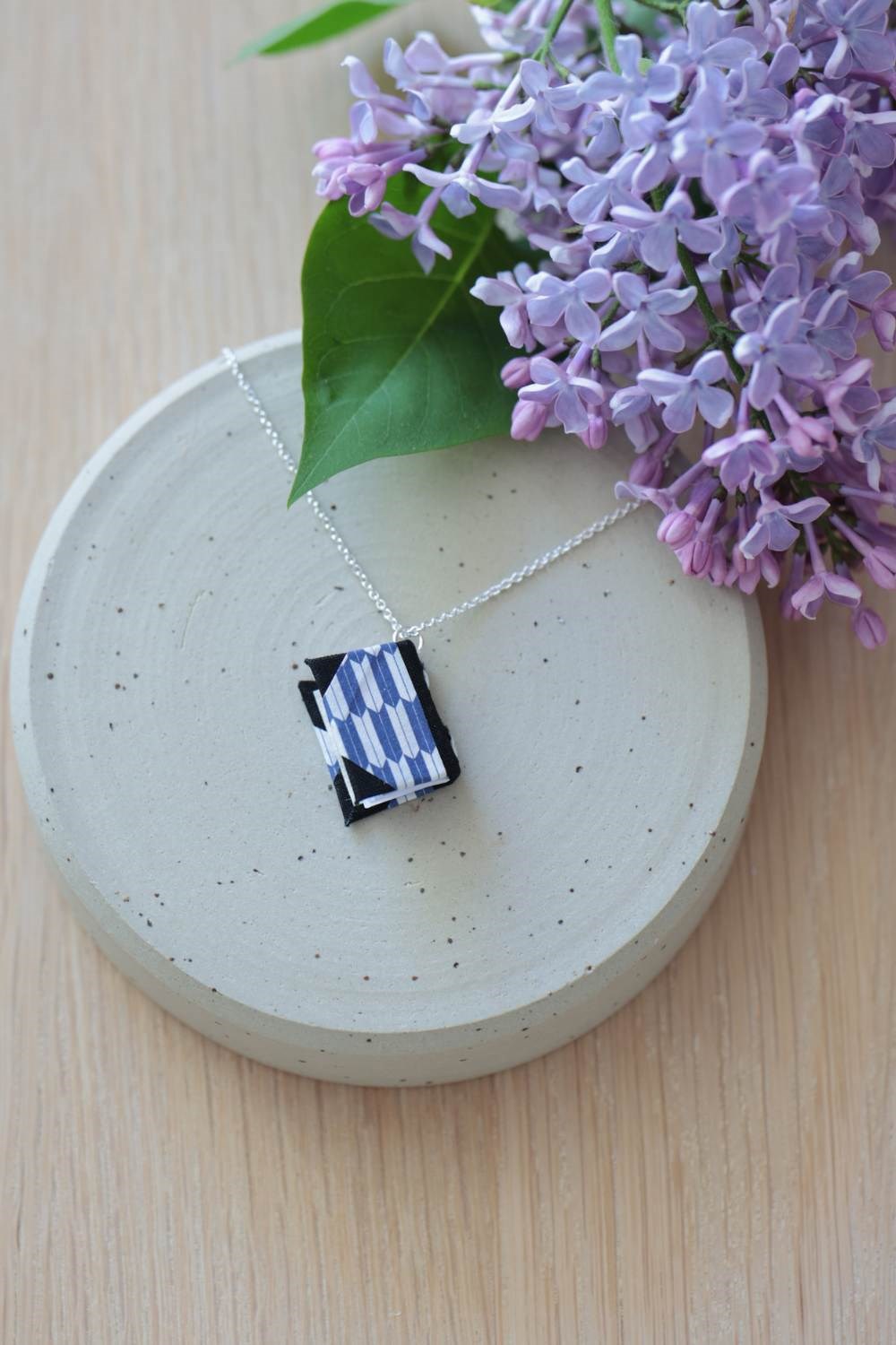 Halsband silverkedja Blue arrow - miniatyrbok