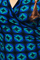 Susanne topp Mosaik Blå långärmad omlottblus i grafiskt mönster