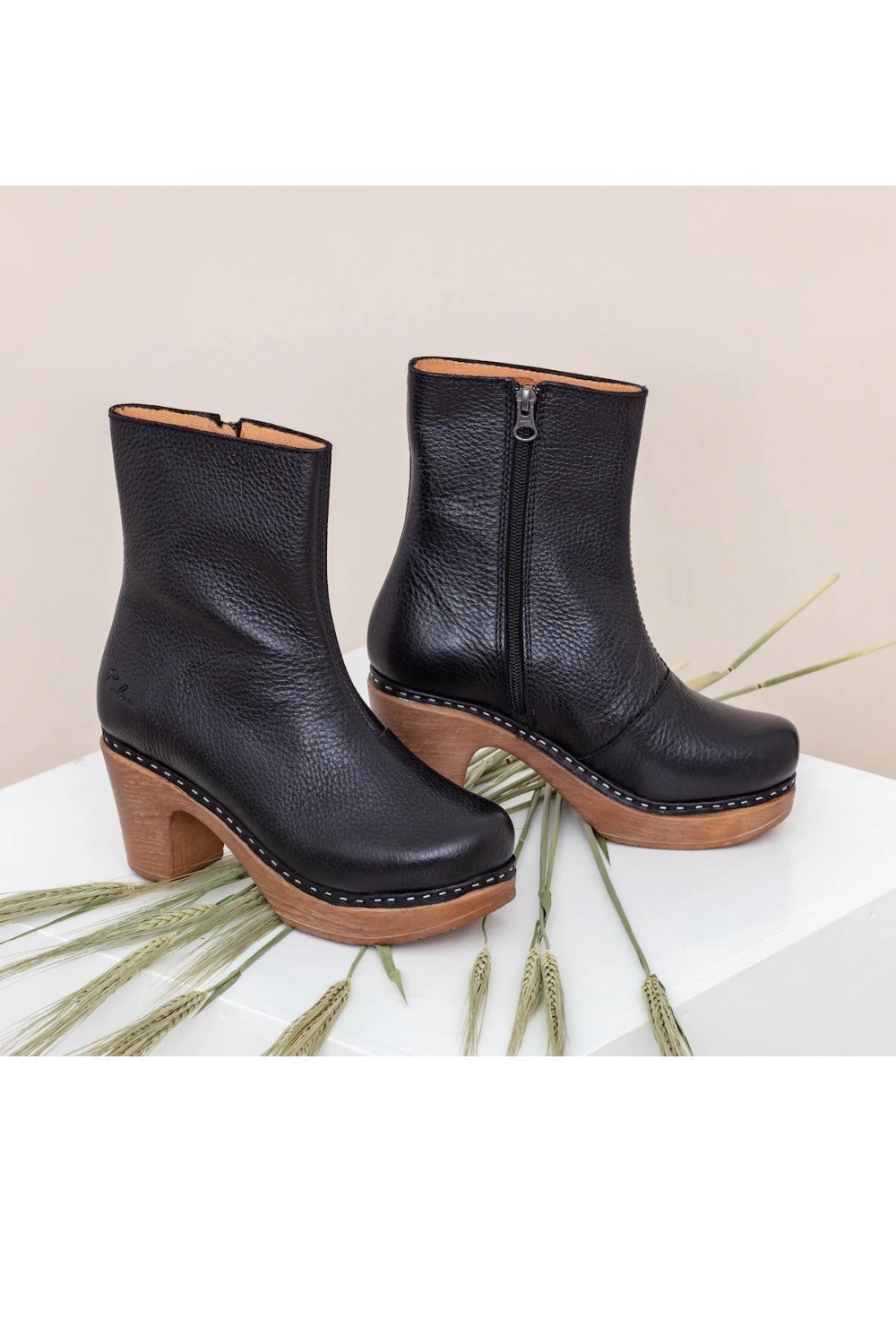 Calou Molly boot black - bekväma svarta ankelboots i skinn med klack