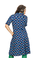 Monica Midsommardans blå - Blue floral print shirt dress