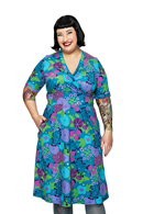 Cissi och Selma Vivi dress Trädgård purple  | flower print midi dress in organic cotton