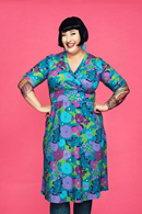 Cissi och Selma Vivi dress Trädgård purple  | flower print midi dress in organic cotton