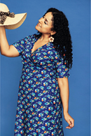 Vivi Midsommardans Blå - Blommig midi klänning