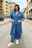 Cissi och Selma Josefine wrap dress Ogräs Blå - Blue floral print midi dress in viscose jersey