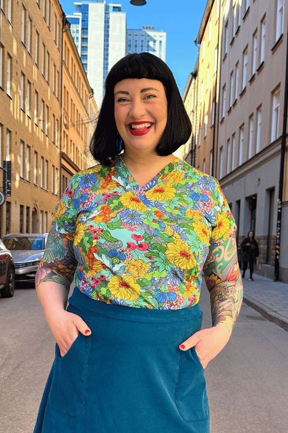 Jessica topp Illusion Färgglad - blommig kortärmad omlott topp i viskos