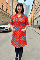 Monica Midsommardans röd - Red floral print shirt dress in organic cotton