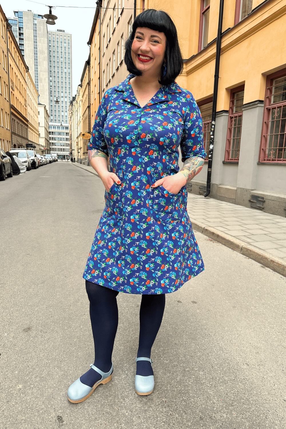 Monica klänning Midsommardans Blå | blommig skjortklänning