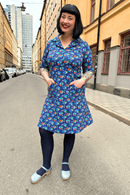 Monica Midsommardans blå - Blue floral print shirt dress