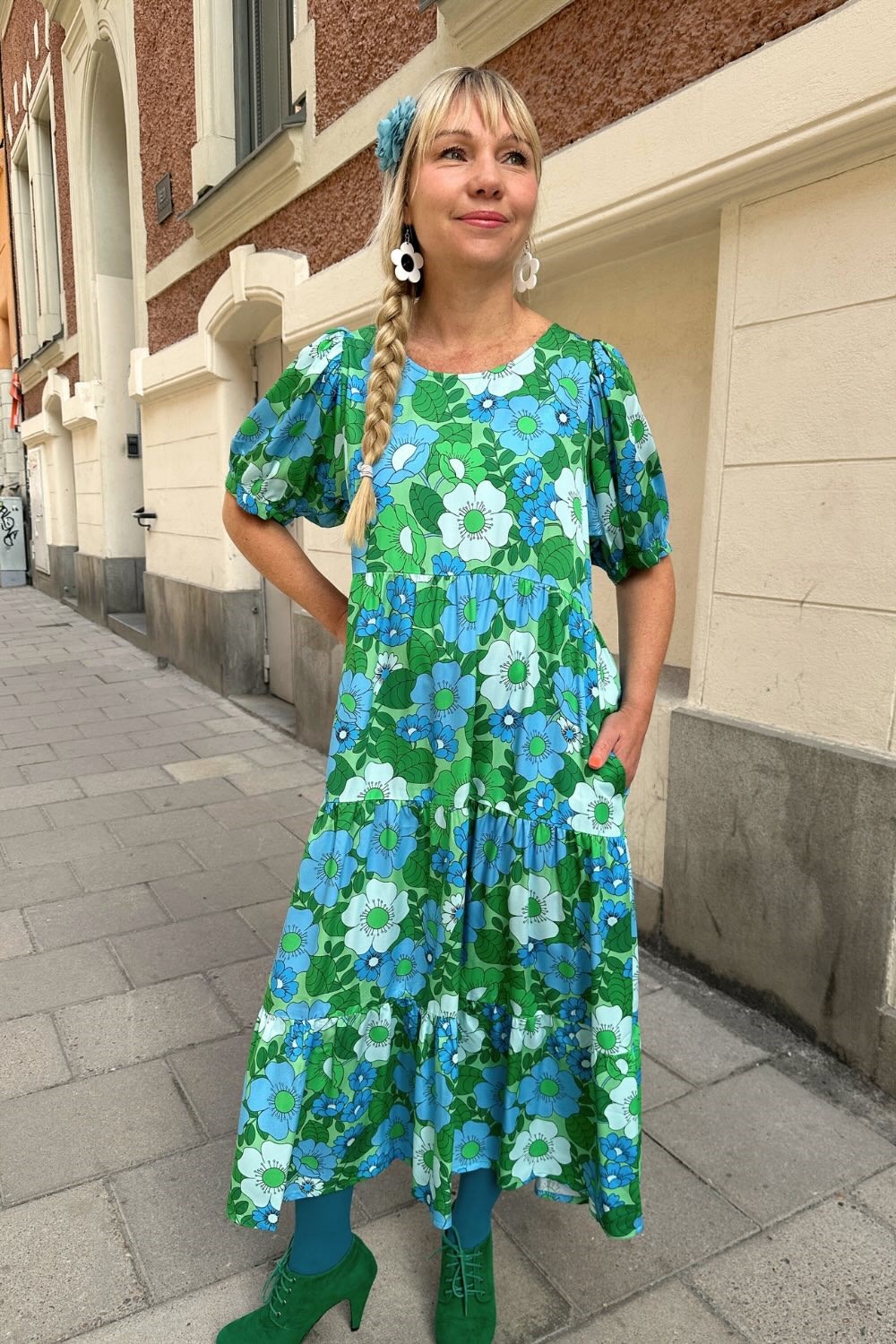 Cissi och Selma Ida dress Humlesurr Blågrön - Blue green flower print summer dress for weddings and parties