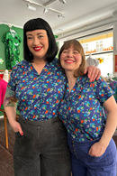 Cissi och Selma Margit Midsommardans blå - Blue floral print shirt