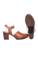 Amelia Cognac clog. Beige träsko med klack i skinn, stängd tå och ankel-rem
