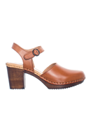 Amelia Cognac clog. Beige träsko med klack i skinn, stängd tå och ankel-rem