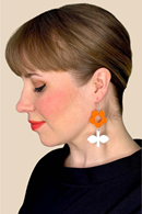 Cissi och Selma Earrings Blom Apelsin/Vitsippa liten - Orange and white flower