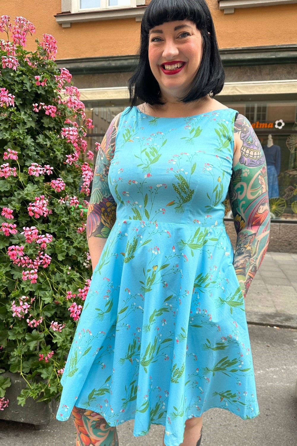 Saga dress Morgondagg - sleeveless 50s party dress in sky blue flower print