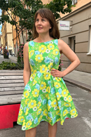 Saga klänning Humlesurr Lime | blommig festklänning i grönt och gult