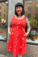 Cissi och Selma Maja klänning Kaprisblomma röd - mönstrad sommarklänning med knappar fram