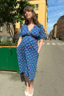 Cissi och Selma Vivi klänning Midsommardans Blå | blommig midi klänning i ekologisk bomull