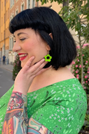 Cissi och Selma Earrings Frö Lime - Retro flower earrings in lime green