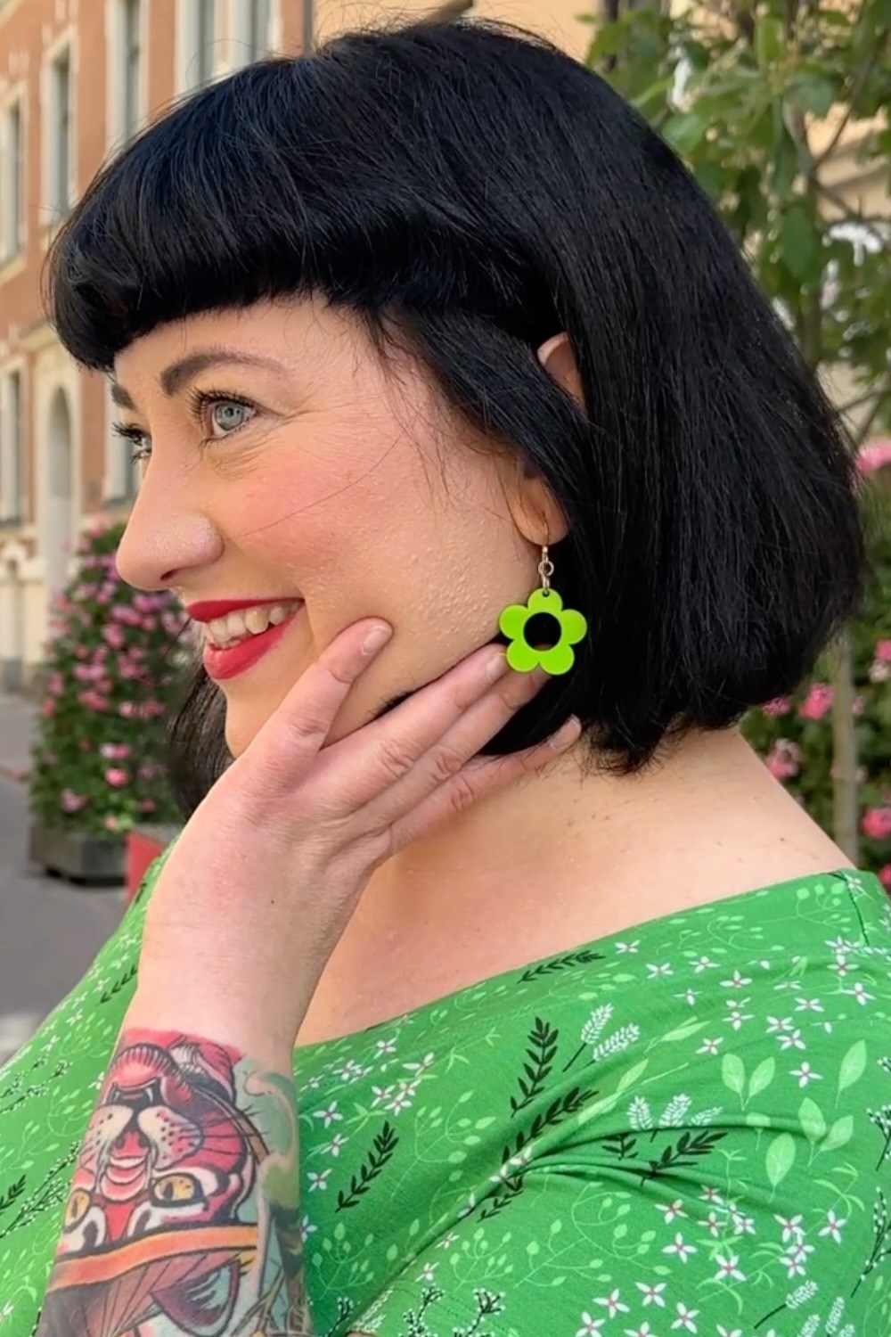 Cissi och Selma Earrings Frö Lime - Retro flower earrings in lime green
