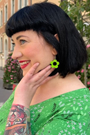 Cissi och Selma Earrings Frö Lime - Retro flower earrings in lime green