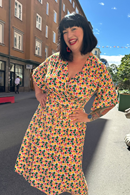 Cissi och Selma Josefine omlottklänning Klöver Gul  | mönstrad midi klänning med blommönster i viskostrikå