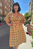 Cissi och Selma Josefine omlottklänning Klöver Gul  | mönstrad midi klänning med blommönster i viskostrikå