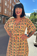 Cissi och Selma Josefine omlottklänning Klöver Gul  | mönstrad midi klänning med blommönster i viskostrikå