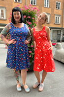 Maja klänning Kaprisblomma röd - mönstrad sommarklänning med knappar fram