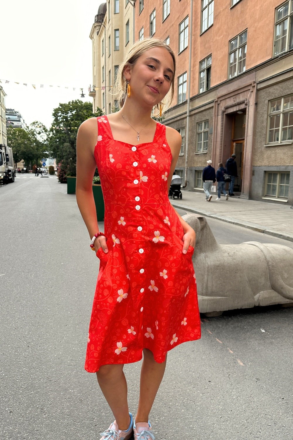 Maja klänning Kaprisblomma röd - mönstrad sommarklänning med knappar fram