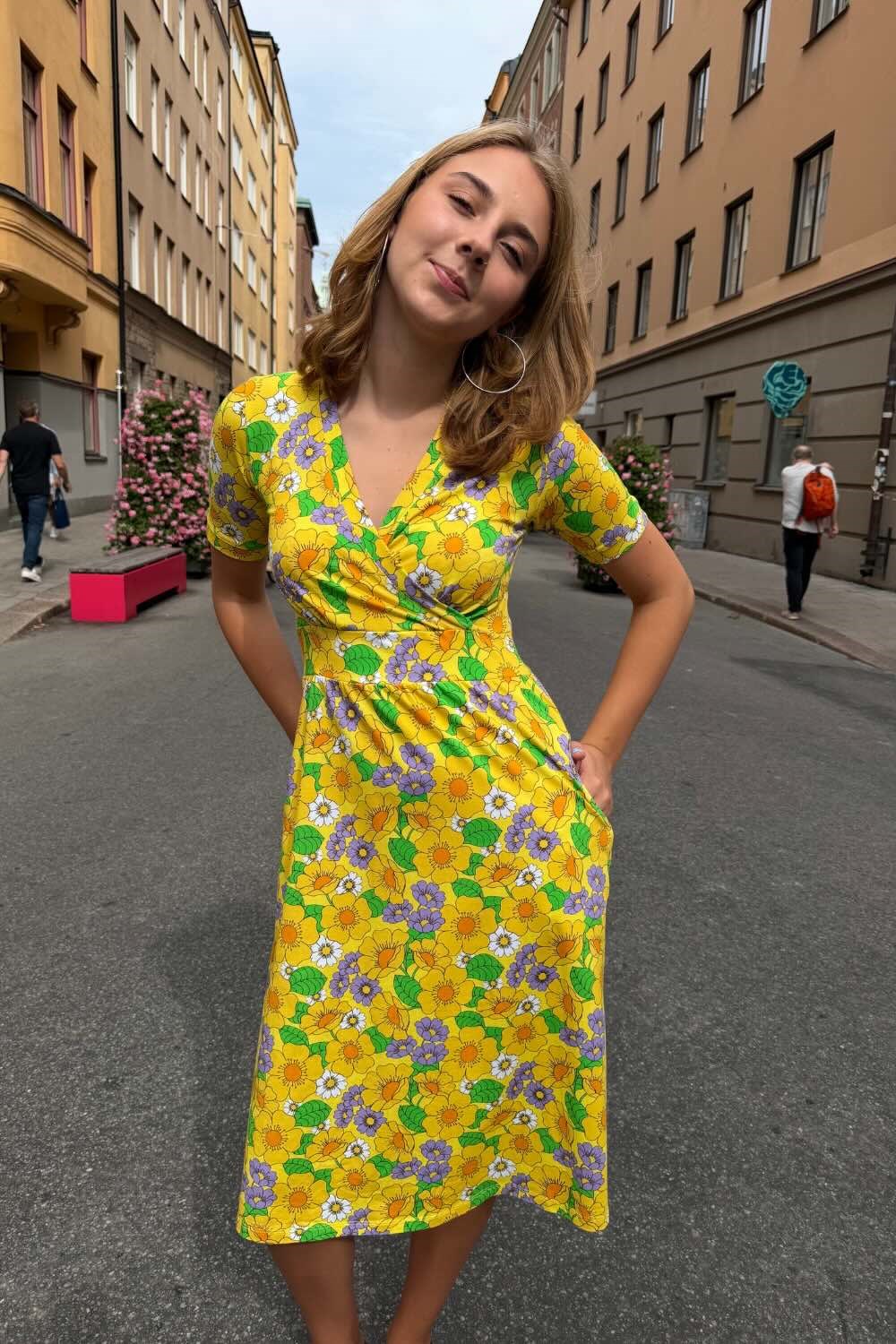 Vivi dress Humlesurr gul