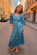 Cissi och Selma Greta dress Rörelse Blå - Blue floral print maxi dress in Lyocell