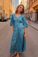 Cissi och Selma Greta dress Rörelse Blå - Blue floral print maxi dress in Lyocell
