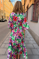 Cissi och Selma Greta klänning Blomsterprakt | Lila blommig maxiklänning i lyocell