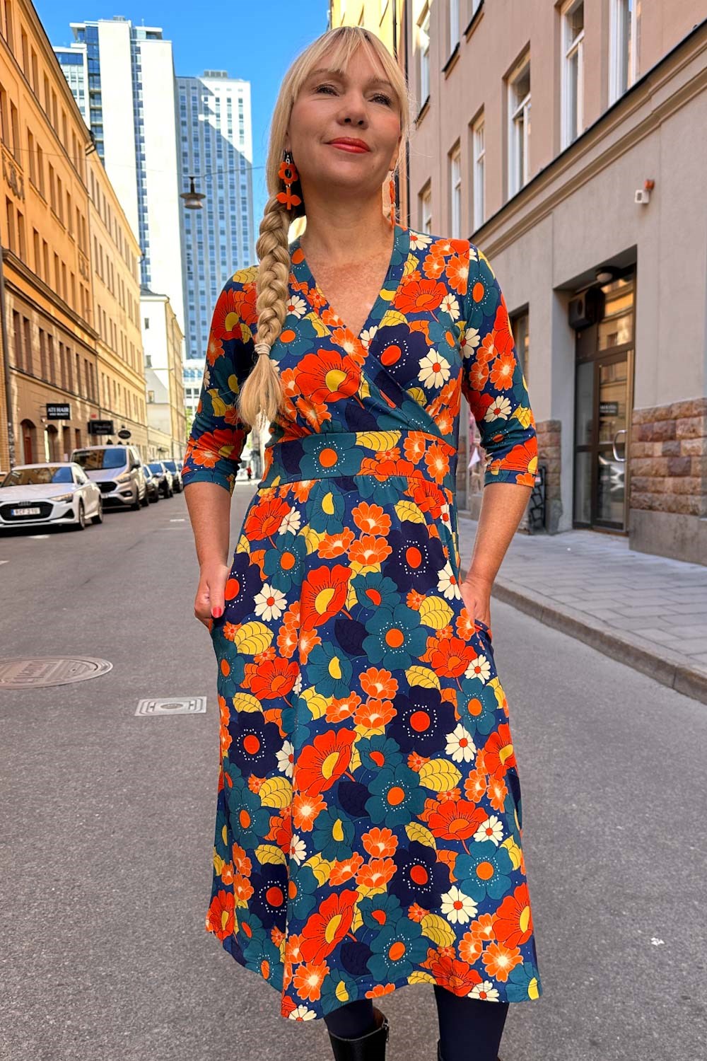 Cissi och Selma Vera dress 1970 blåorange - blue orange 70s flower print midi dress