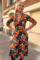 Cissi och Selma Vera dress 1970 blåorange - blue orange 70s flower print midi dress
