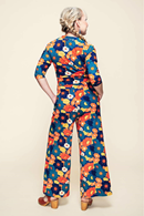 Cissi och Selma Beata jumpsuit 1970 blåorange - blue orange flower print jumpsuit in organic cotton jersey