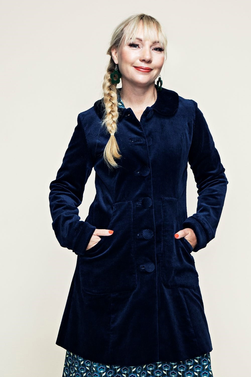 Cissi och Selma Berit kappa Manchester Blå höstkappa med klädda knappar