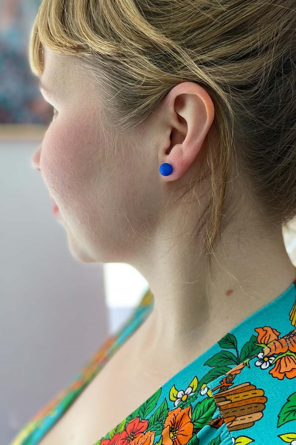 Marie smycken Pearl shaped Earrings in resin "Pluppar" cobalt blue