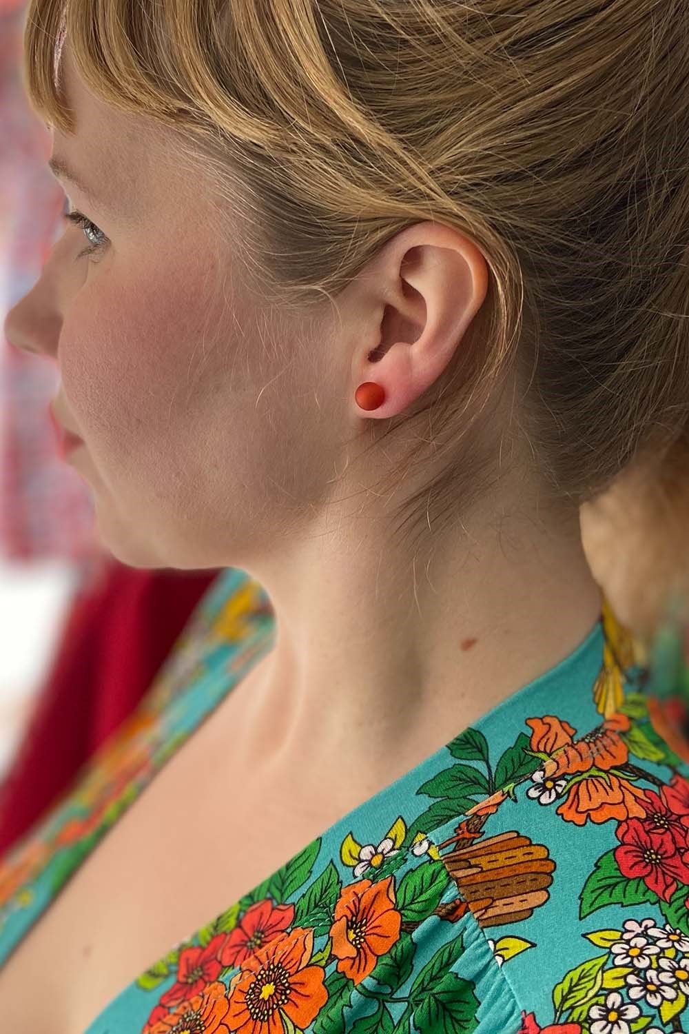 Marie smycken Örhängen "pluppar" pärla i kåda rost röd