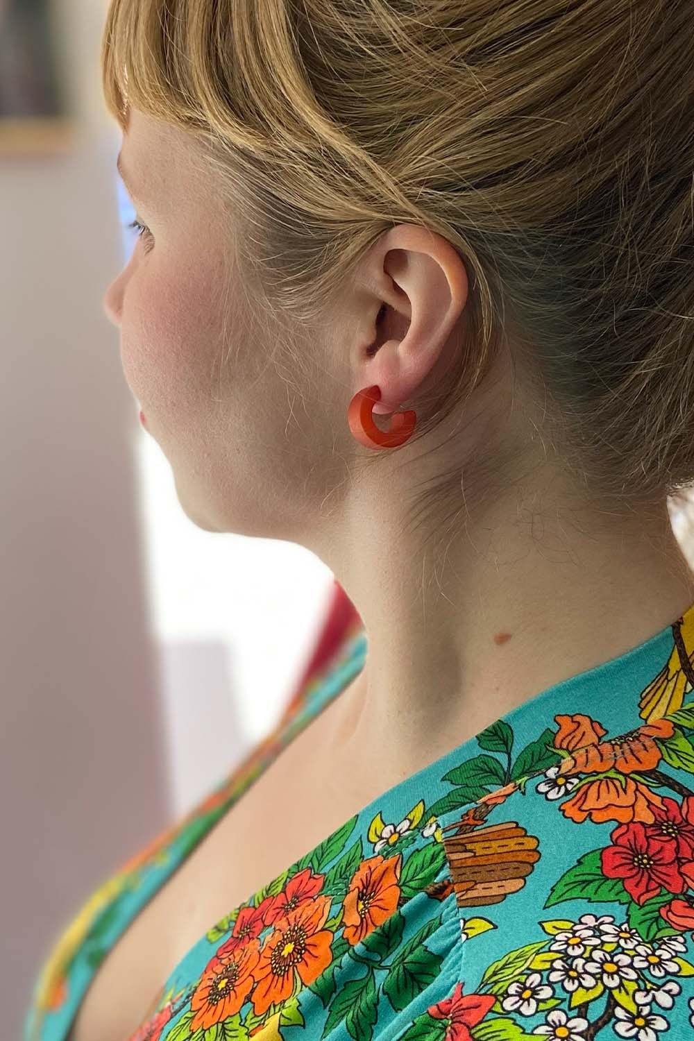 Marie smycken Earrings in resin half hoops 60s rust red