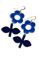 Cissi och Selma Earrings Blom Blåklint/Natt liten - Blue and navy flower