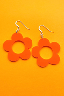 Cissi och Selma Earrings Solo Apelsin large flower - Orange flower earrings in retro style