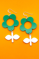 Cissi och Selma Earrings Flora Basilika/Vitsippa - large flower retro earrings in green/white