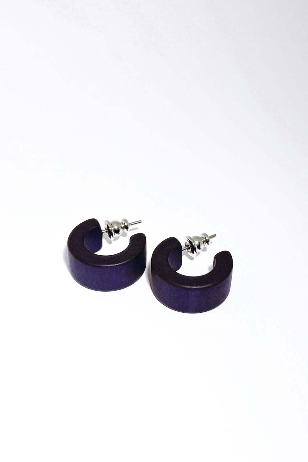 Marie smycken Earrings in resin half hoops 60s navy blue